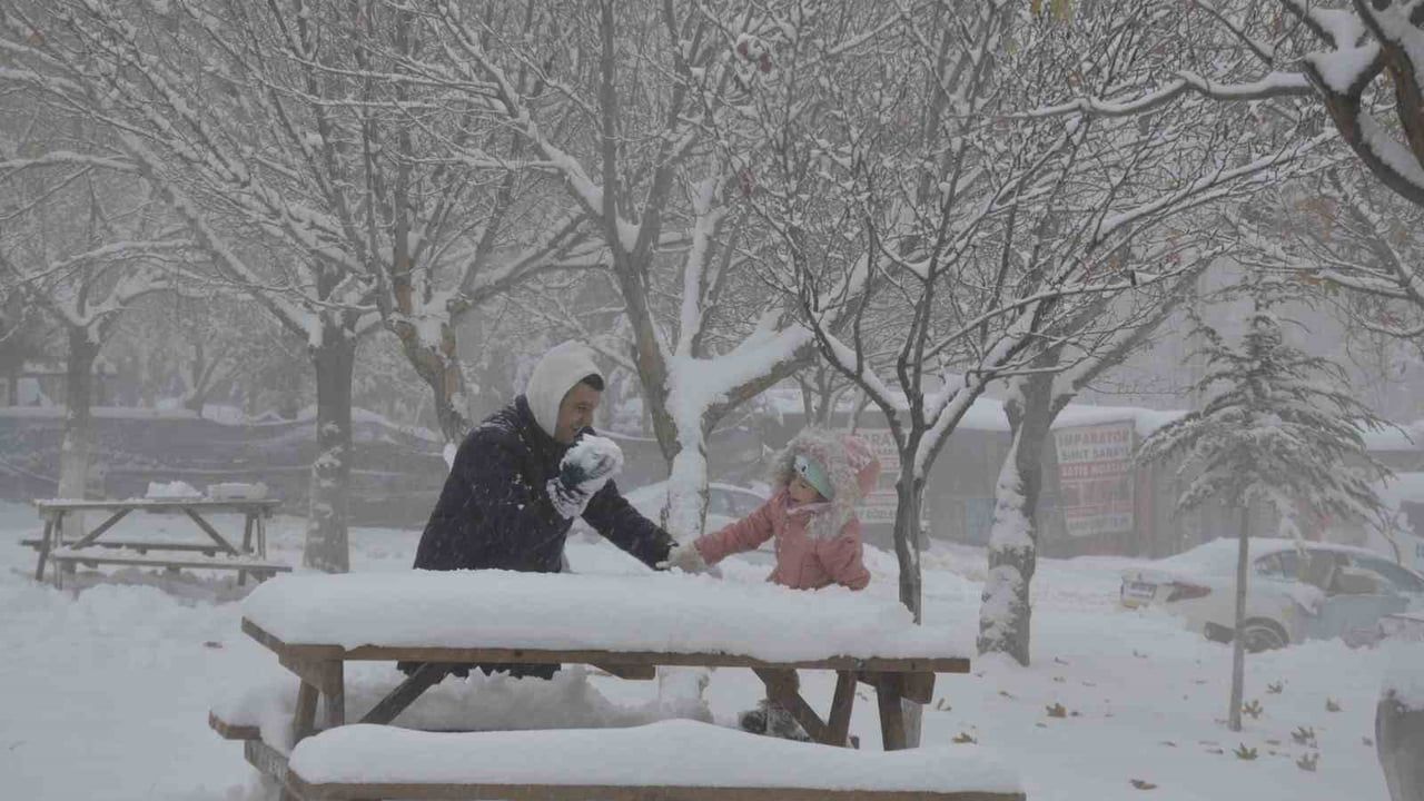 Besni'de Kar Yağışı Yaşanıyor