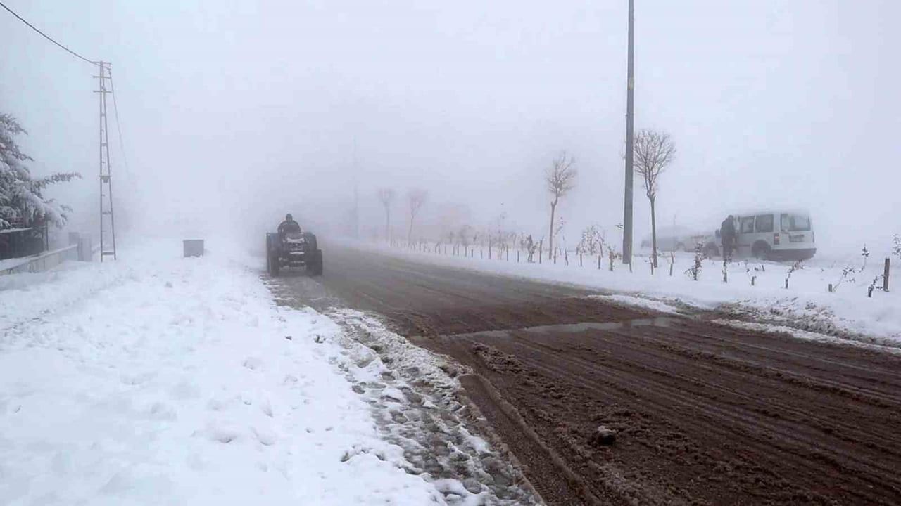Besni'de Yoğun Sis Etkili Oluyor