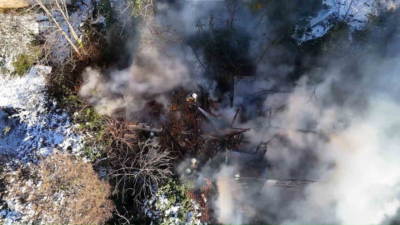 Beykoz'da Metruk Bina Yangını: İtfaiye Ekipleri Zorlu Hava Koşullarında Mücadele Etti
