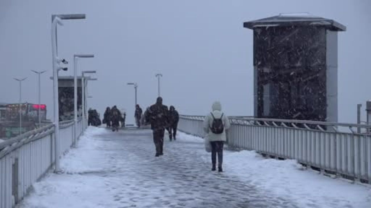 Beylikdüzü'nde Kar Yağışı Metrobüst Üst Geçidini Etkiledi