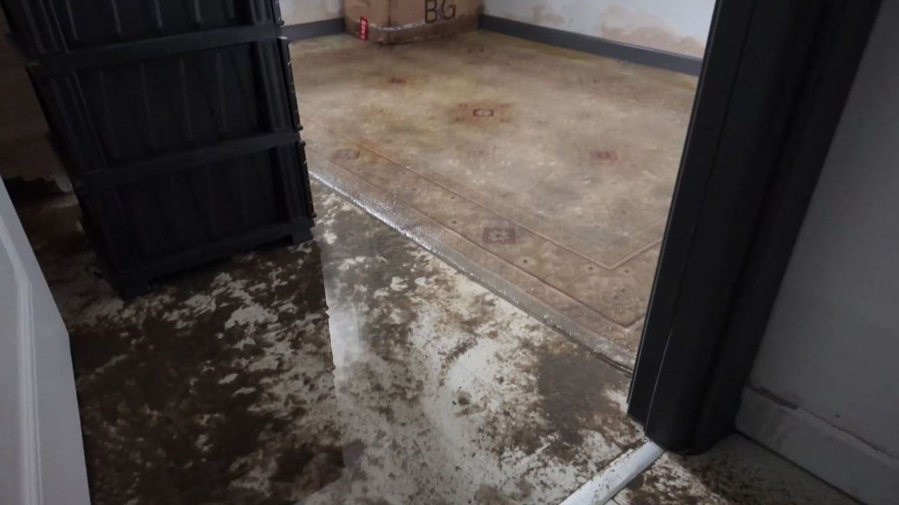 Beylikdüzü'nde Sağanak Yağış Sonrası Bina Boşaltıldı