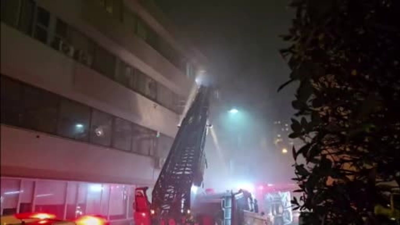Beyoğlu'nda 5 Katlı Otelde Yangın Çıktı