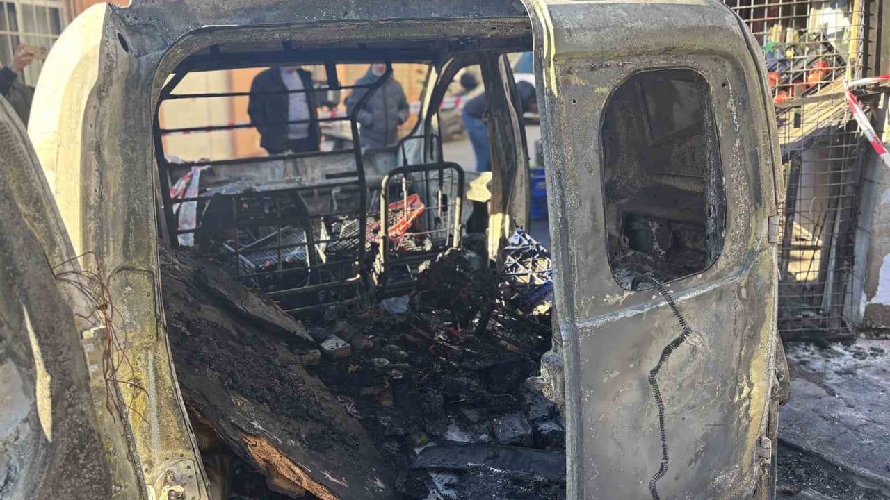 Beyoğlu'nda Hafif Ticari Araç Yangını: Yangın Marketi De Tehdit Etti