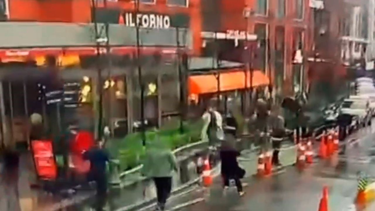 Beyoğlu'nda Kadın Tabela Altında Kaldı