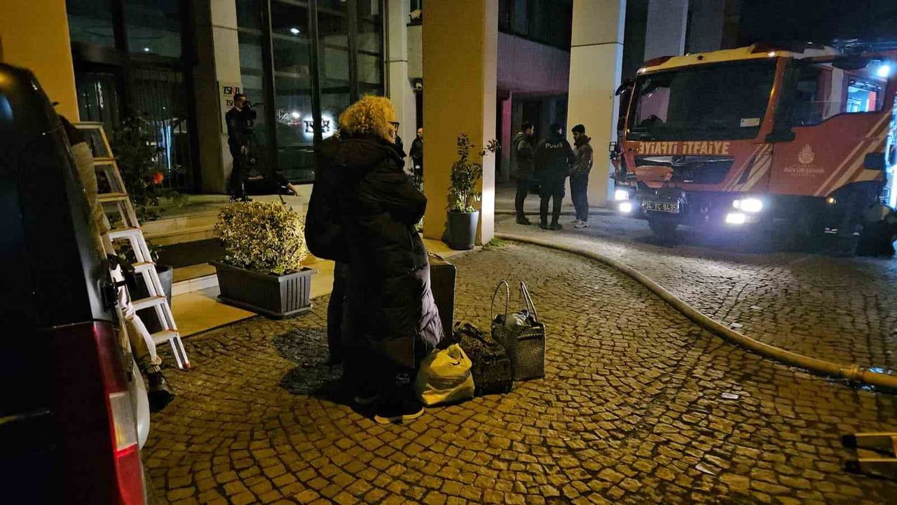 Beyoğlu’nda Otelde Yangın: 3 Kişi ve Bir Köpek Kurtarıldı