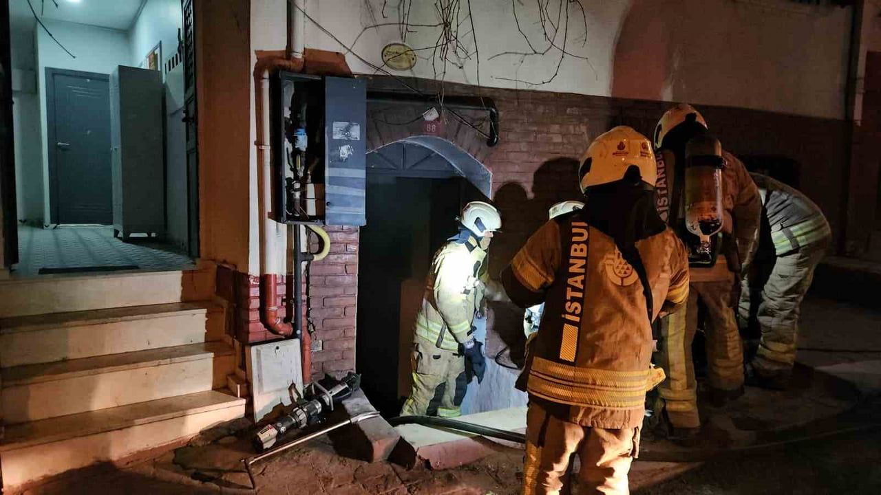 Beyoğlu'nda Otelde Yangın Paniği: 3 Kişi Kurtarıldı