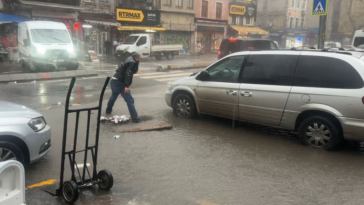 Beyoğlu'nda Su Baskınlarına Karşı Esnafın Mücadelesi