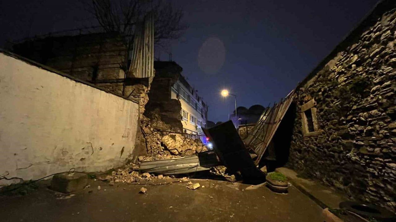 Beyoğlu'nda Tarihi Bina Duvarı Yıkıldı