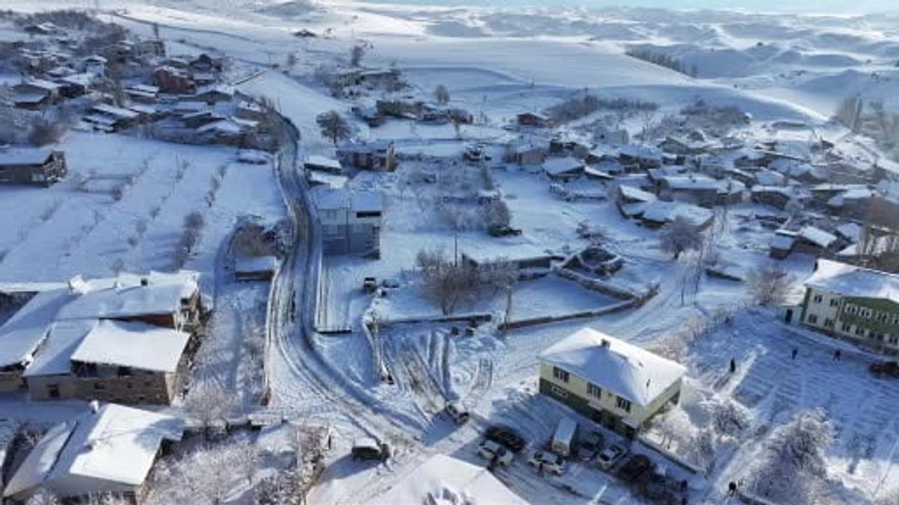 Beypınar Köyü'nde Öğrencilere Ahşap Kızak Hediyesi
