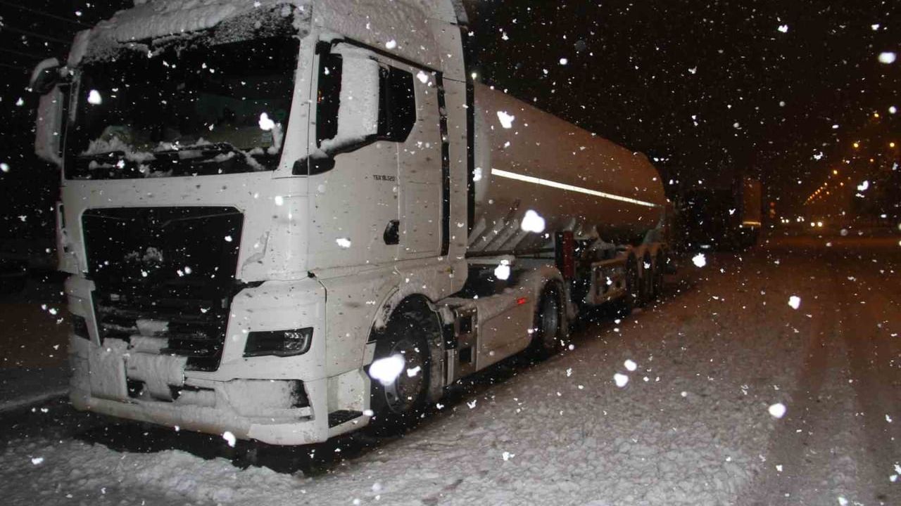 Beyşehir'de Kar Yağışıyla Sevinç ve Zorluklar