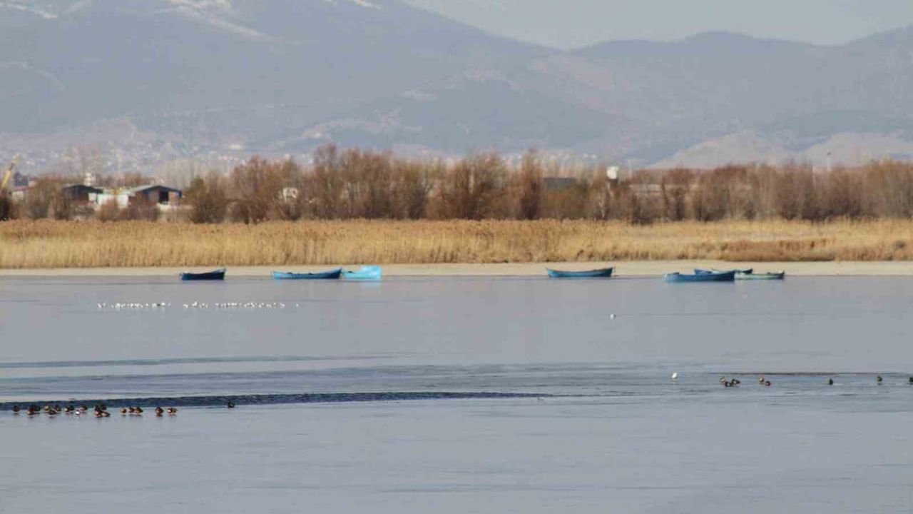 Beyşehir Gölü Kıyıları Şiddetli Soğuklardan Buz Tutuyor
