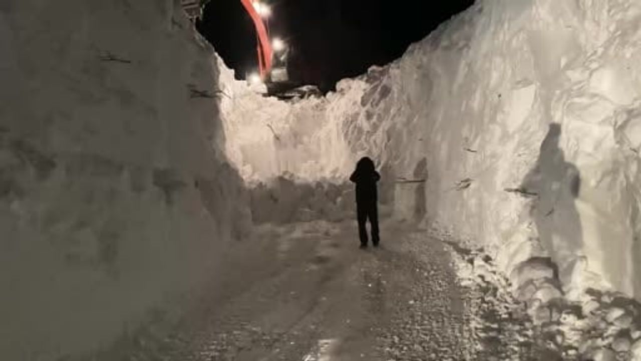 Beytüşşebap’ta 10 Metrelik Karla Mücadele Devam Ediyor