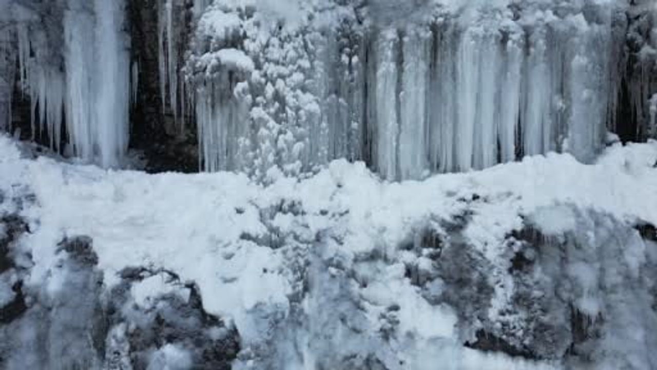 Beytüşşebap'ta Buz Sarkıtları Dronla Görüntülendi