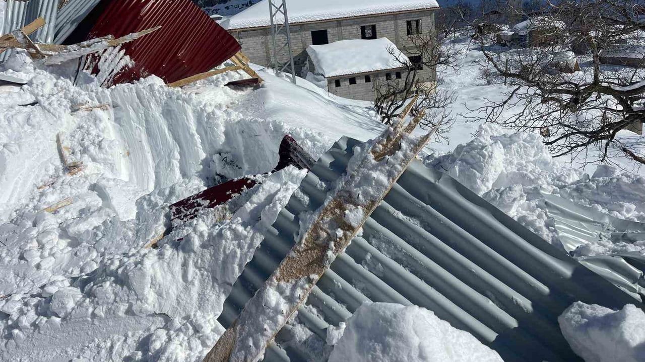 Beytüşşebap'ta Çığ Altında Kalan Yapılar Kurtarıldı