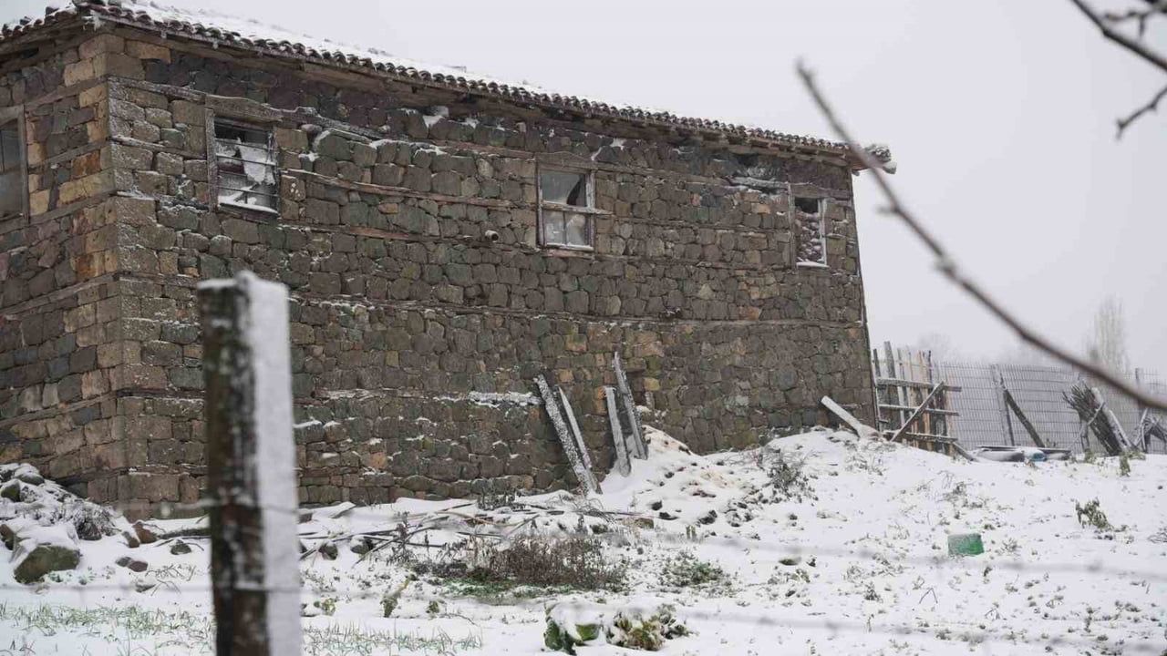 Biga’da Karla Kaplanan İki Köy Yolu Yeniden Açıldı