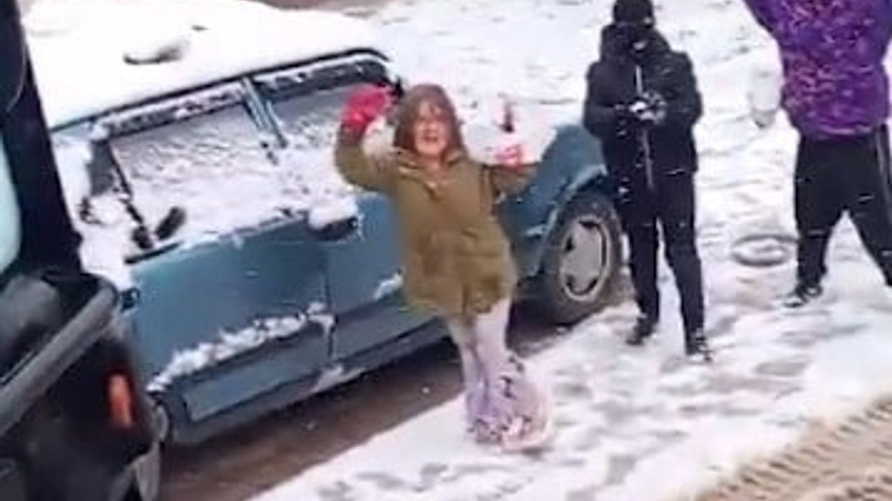 Bilecik'te Çocuklardan Yaratıcı Engel: Kartoplarıyla Kar Temizleme Aracını Durdurdular