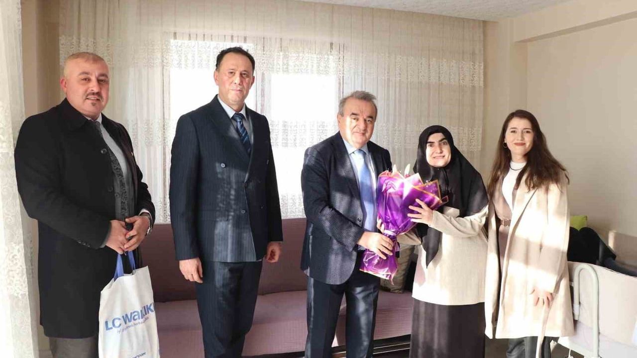 Bilecik'te Evde Eğitim Alan Öğrenciye Karnesi Takdim Edildi