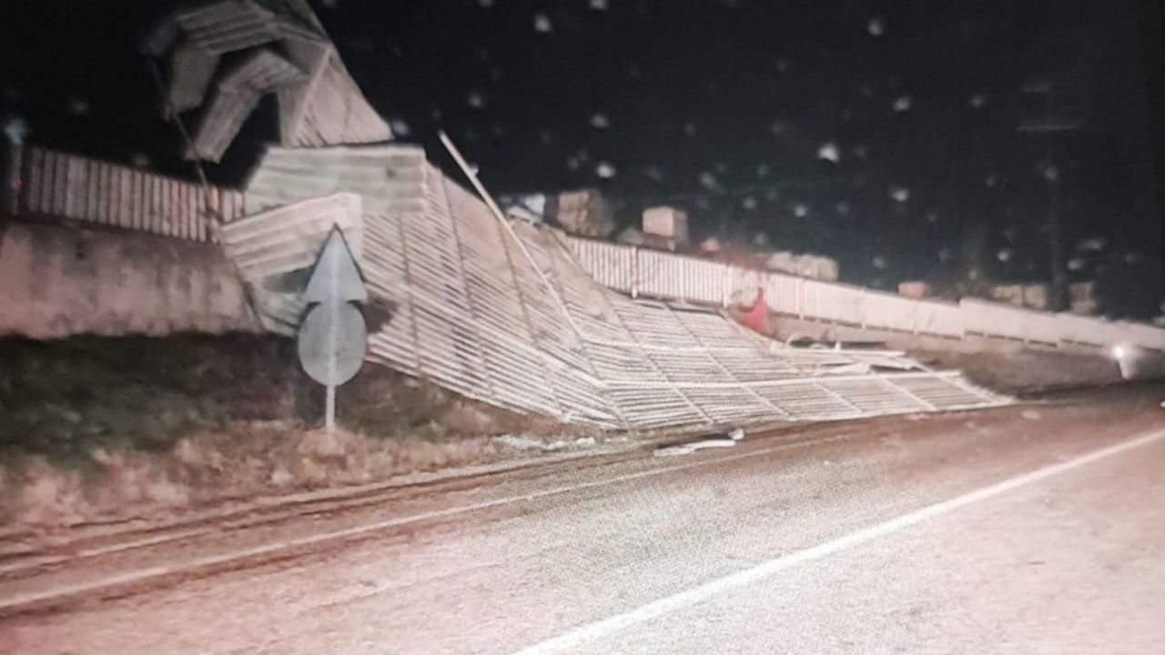 Bilecik'te Fırtına Fabrikanın Çatısını Uçurdu