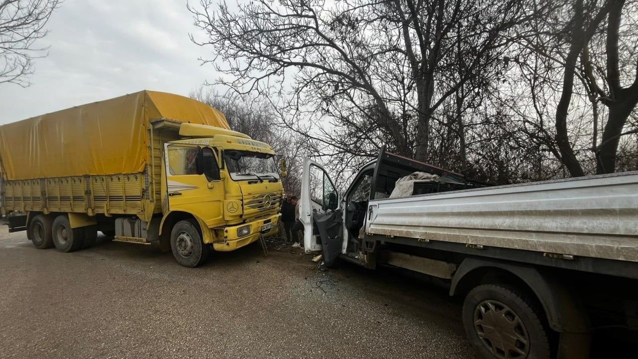 Bilecik'te Islak Yol Trafik Kazasına Yol Açtı: 4 Yaralı