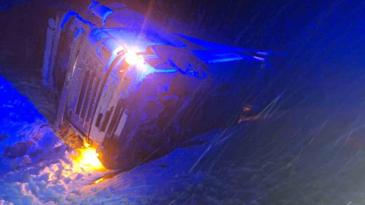 Bilecik'te Kar Yağışı Sebebiyle Tır Devrildi