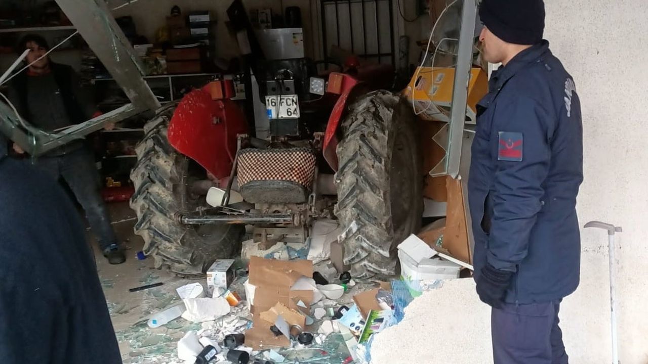 Bilecik'te Kontrolden Çıkan Traktör İş Yerine Girdi