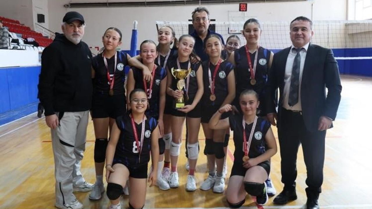 Bilecik'te Küçük Kızlar Voleybol Müsabakaları Sona Erdi