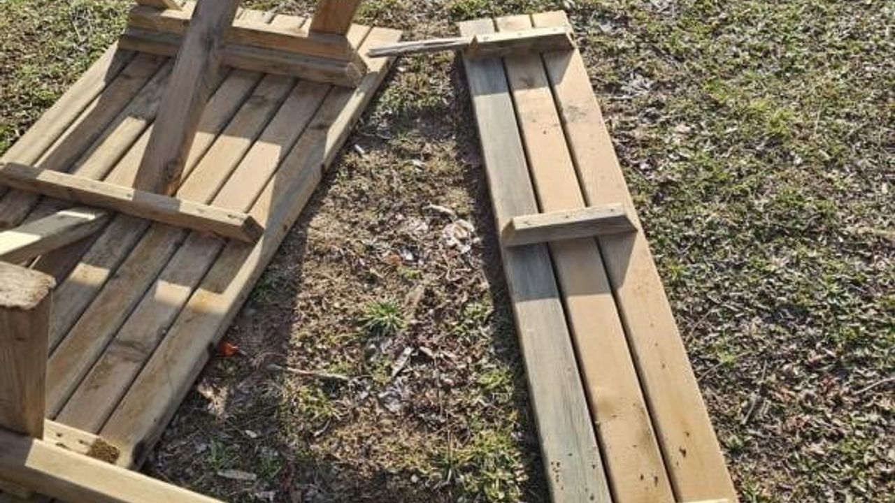 Bilecik'te Park Banklarına Zarar Verildi