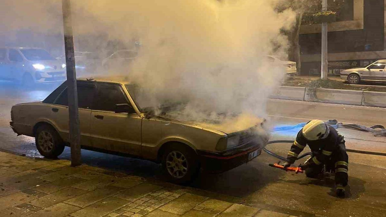 Bilecik'te Park Halindeki Otomobil Yangını