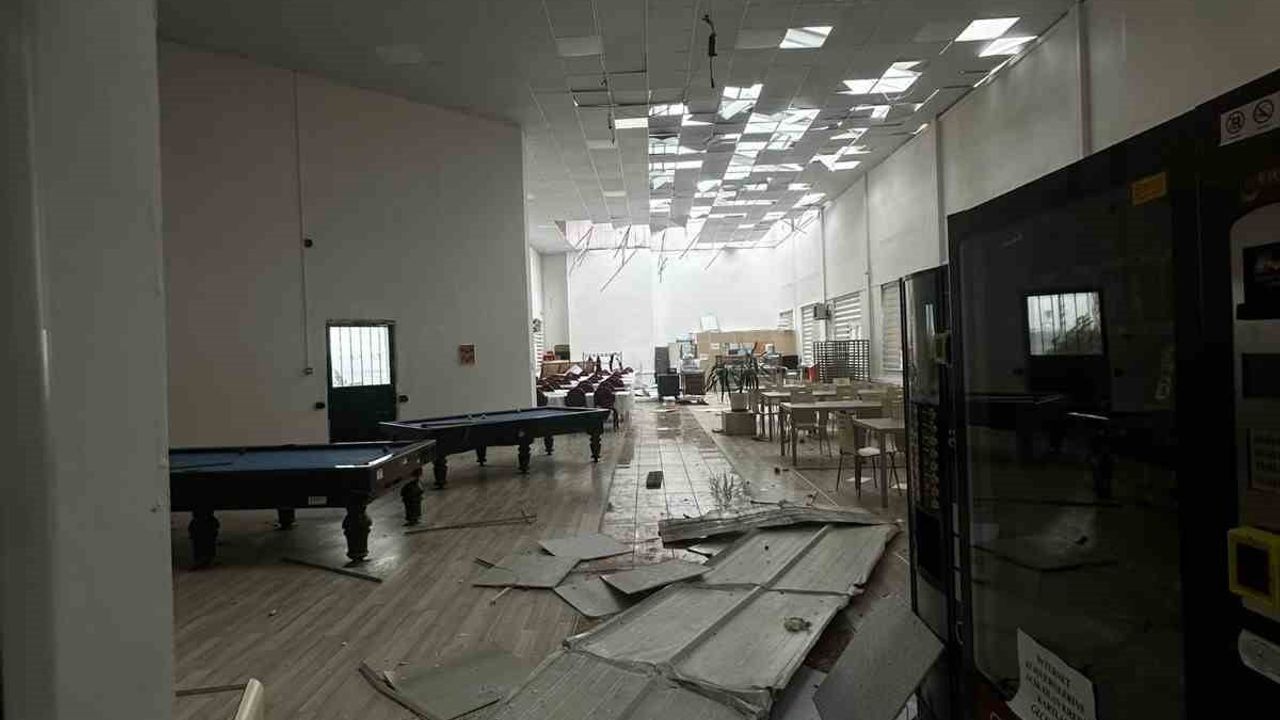 Bilecik’te Şiddetli Fırtına Çatılar Uçurdu ve Ağaçları Devrildi