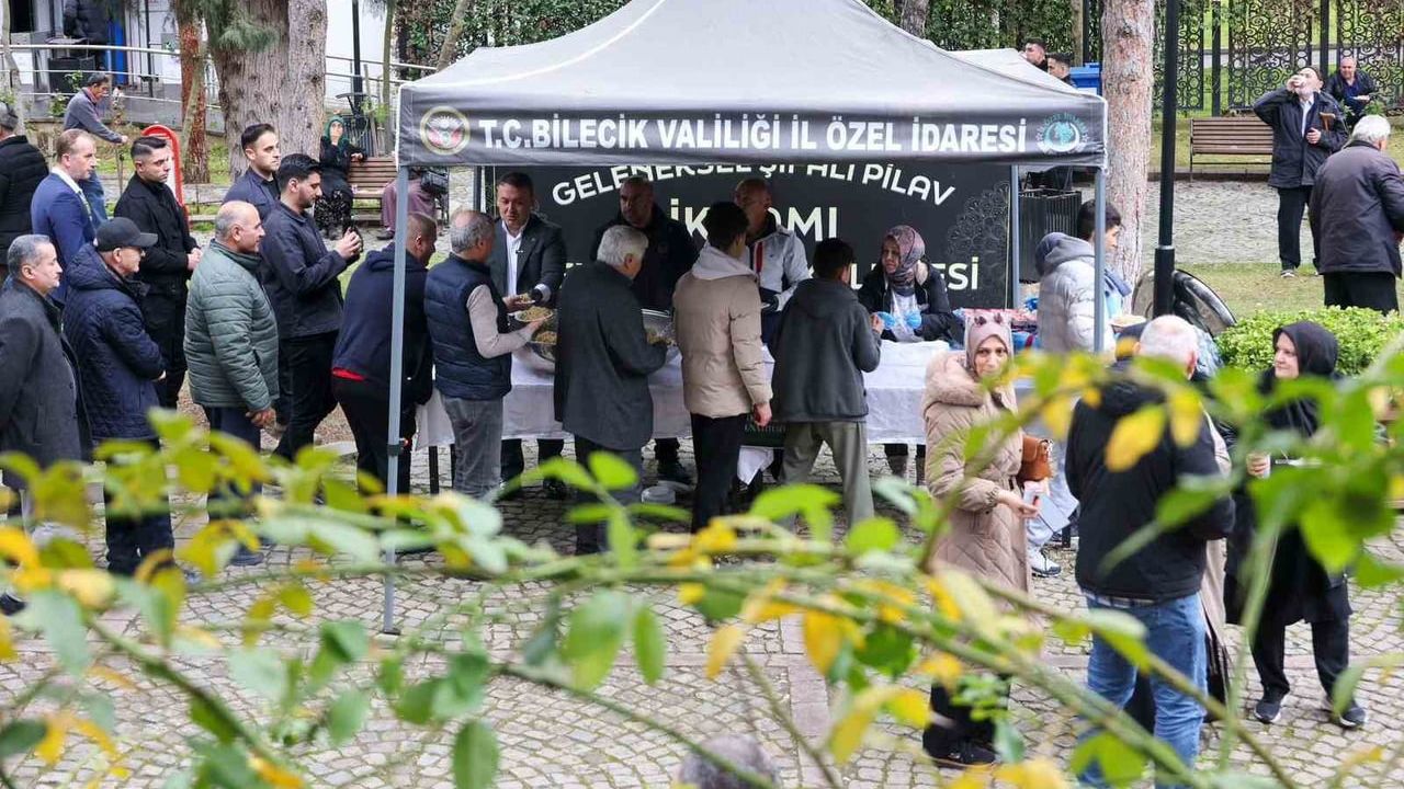 Bilecik'te Şifalı Pilav İkramı Geleneği Devam Ediyor