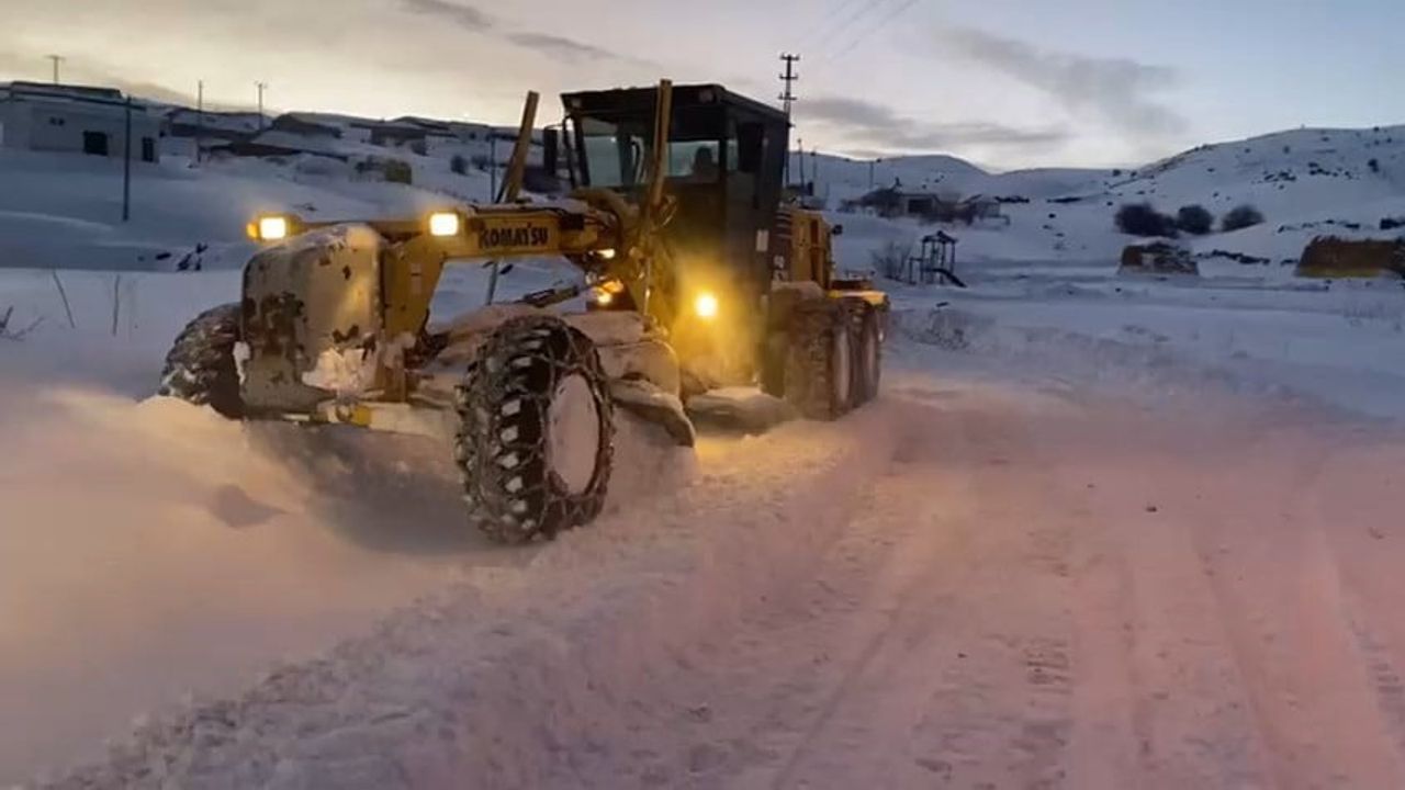 Bingöl'de Kar Yağışı Nedeniyle Kapalı Köy Yolları Açılıyor