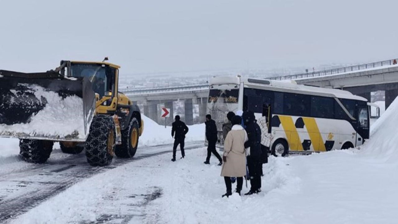 Bingöl’de Kayan Midibüs Kurtarıldı