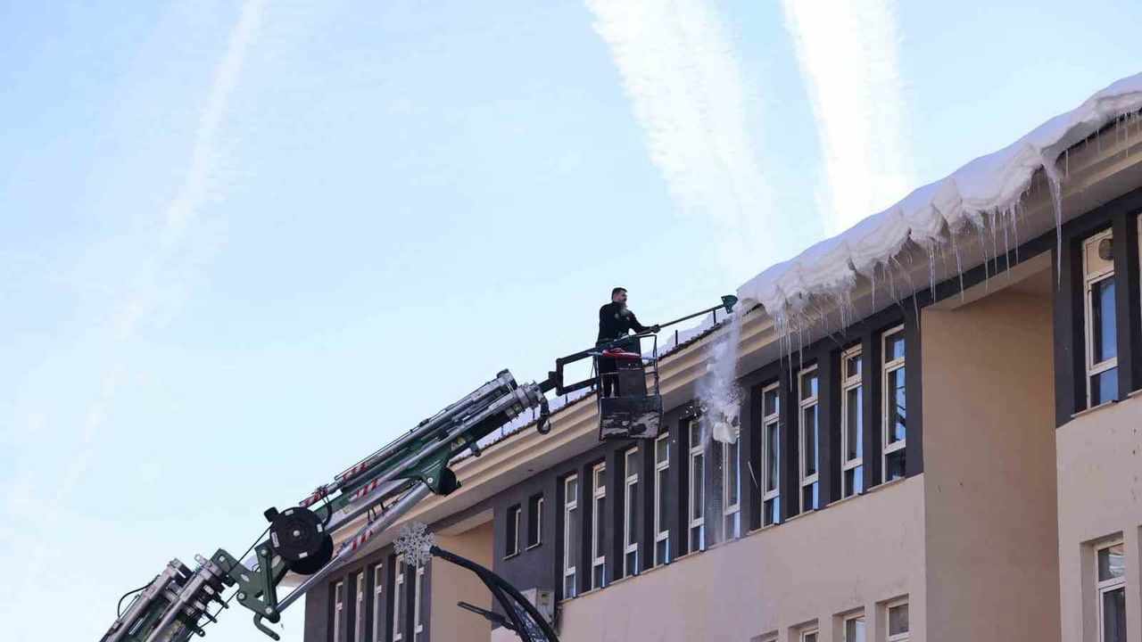 Bingöl'de Tehlikeli Buz Sarkıtları Temizlendi