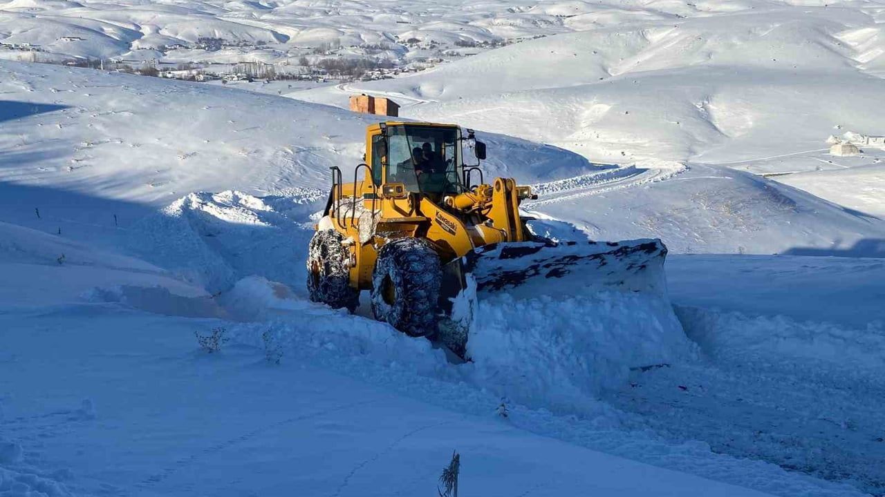 Bingöl'de Yoğun Kar Yağışı 161 Köy Yolunu Kapadı