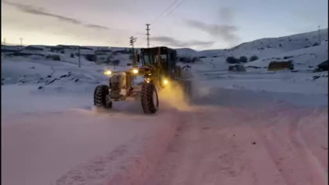 Bingöl'deki Köy Yollarında Kar Temizleme Çalışmaları Devam Ediyor