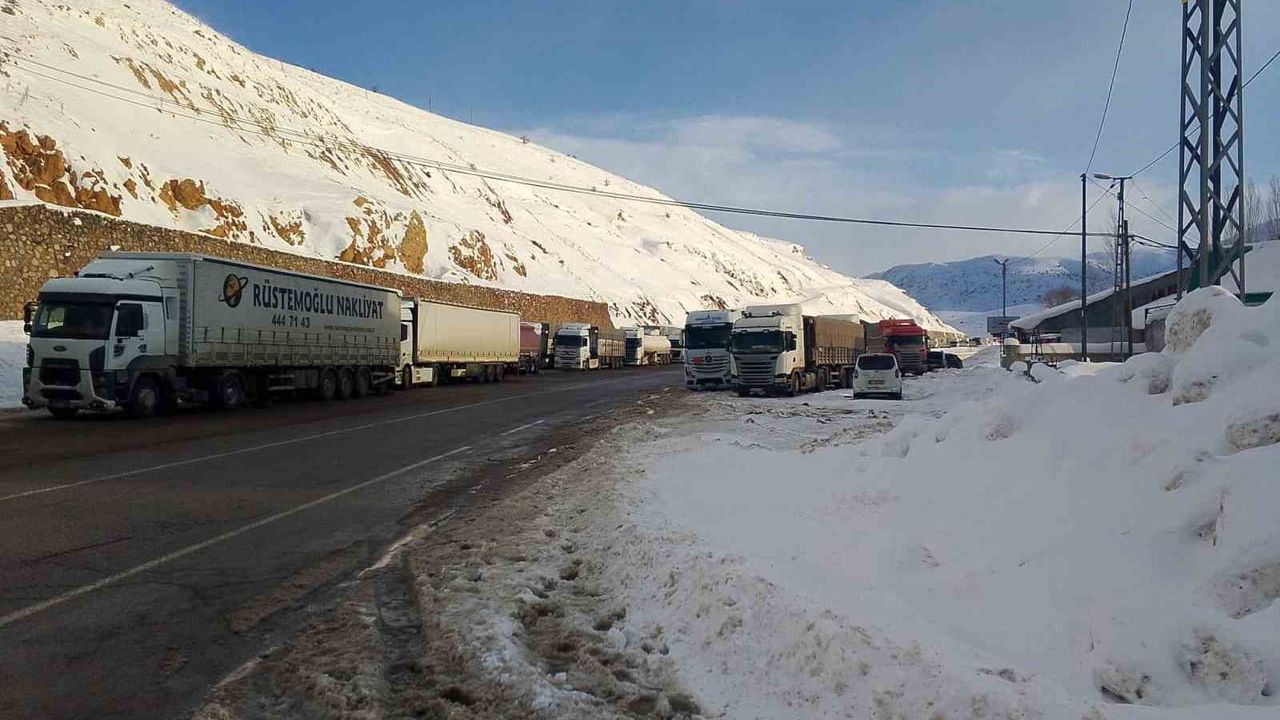 Bingöl-Erzurum Kara Yolu Ağır Araç Trafiğine Kapandı