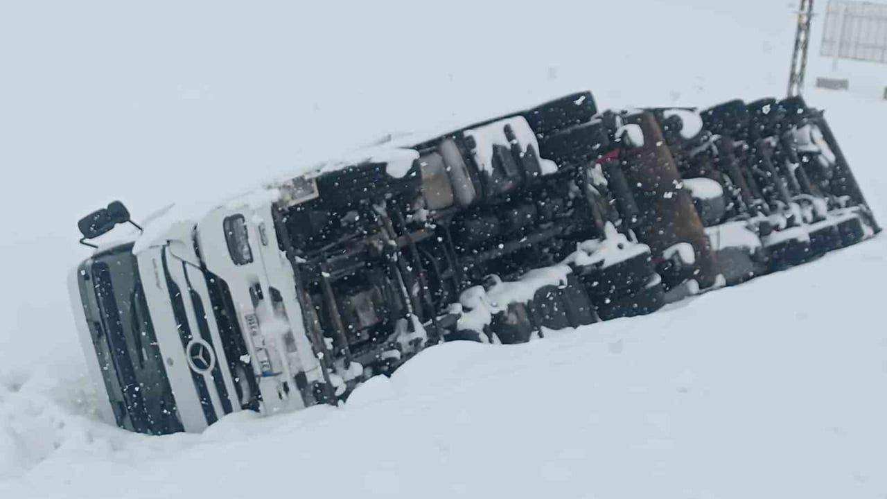 Bitlis-Tatvan Yolunda Maddi Hasarlı Tır Kazası