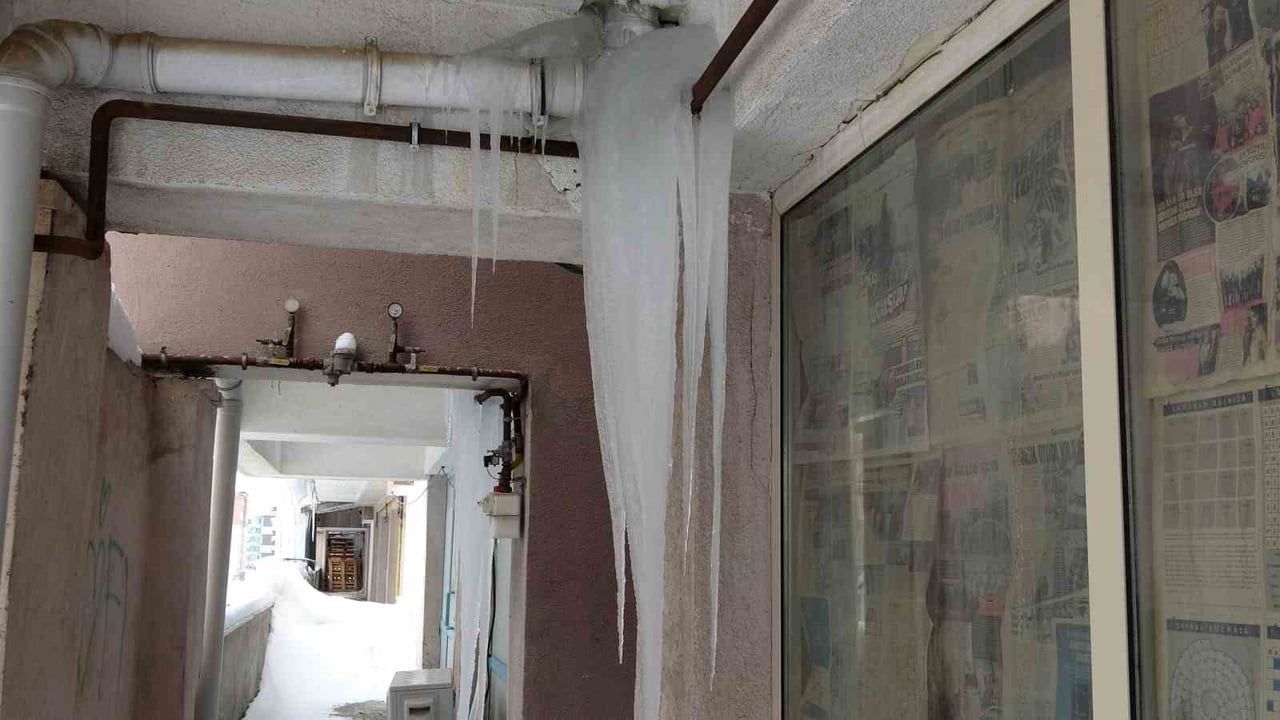 Bitlis'te Buz Sarkıtları 5 Metreyi Buldu