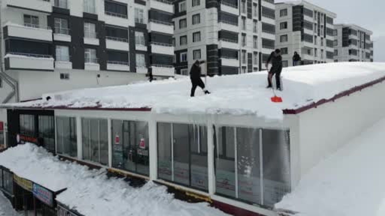 Bitlis'te Çatı Temizliği ile Güvenlik Önlemleri Artırıldı