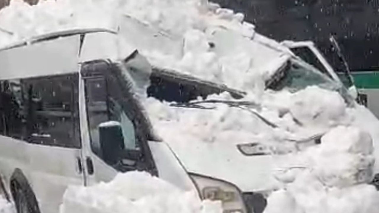Bitlis'te Çatıdan Düşen Kar Kütlesi Minibüsü Hasarlattı