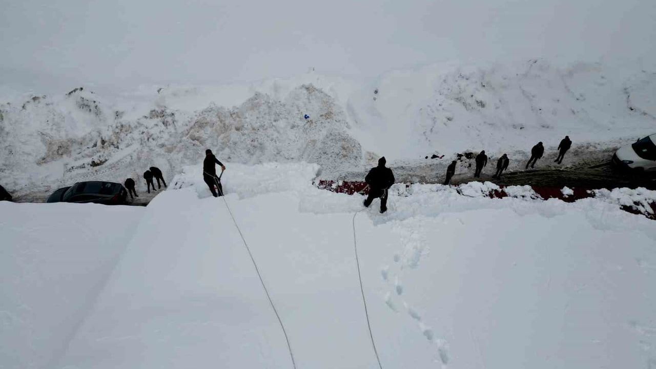 Bitlis'te Çatılarda Kar Temizliği Başladı