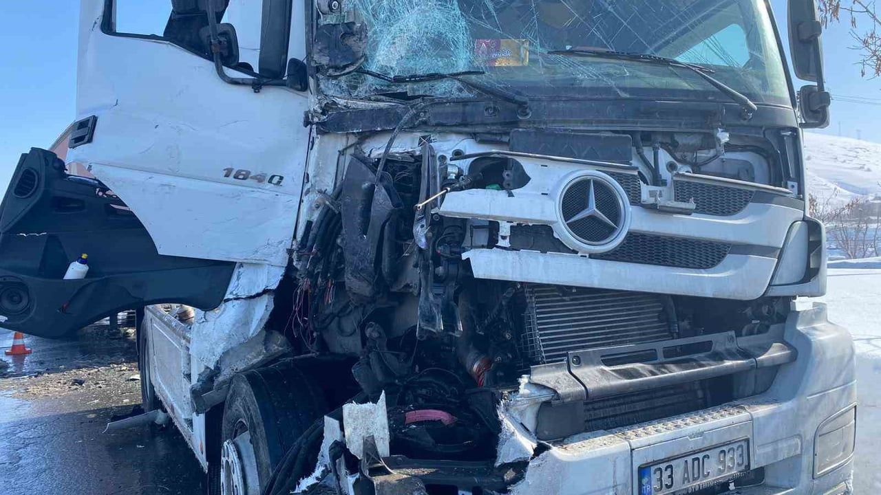 Bitlis'te İki Tırın Çarpışması