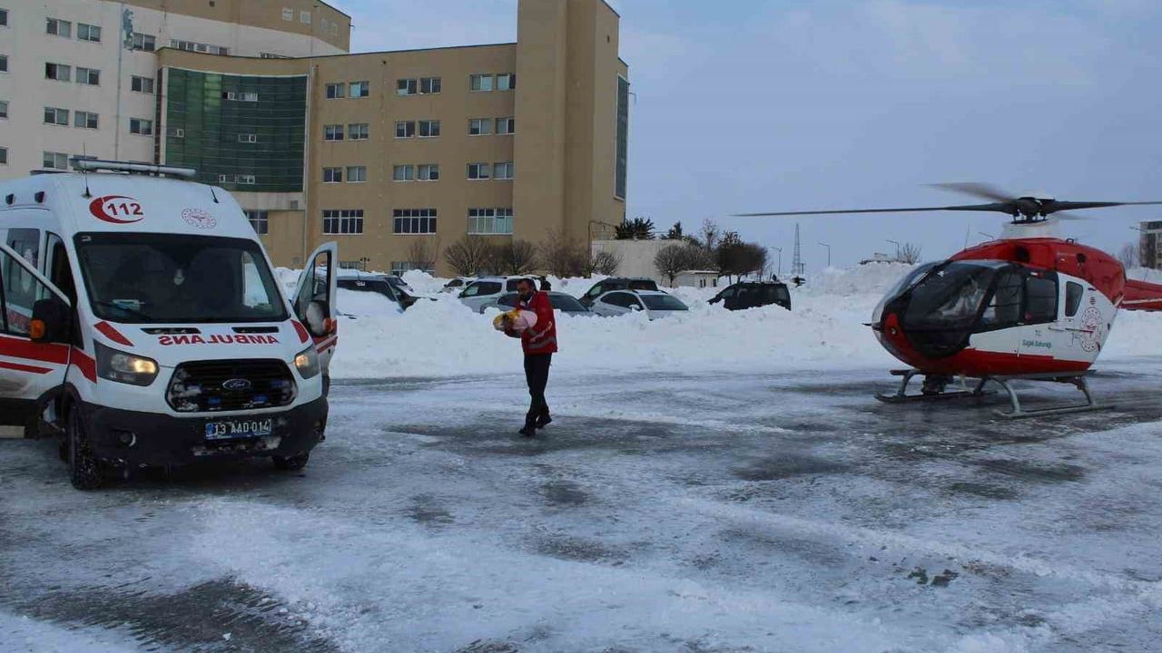 Bitlis'te Kapalı Yolda Anne ve Bebek Hava Ambulansıyla Kurtarıldı