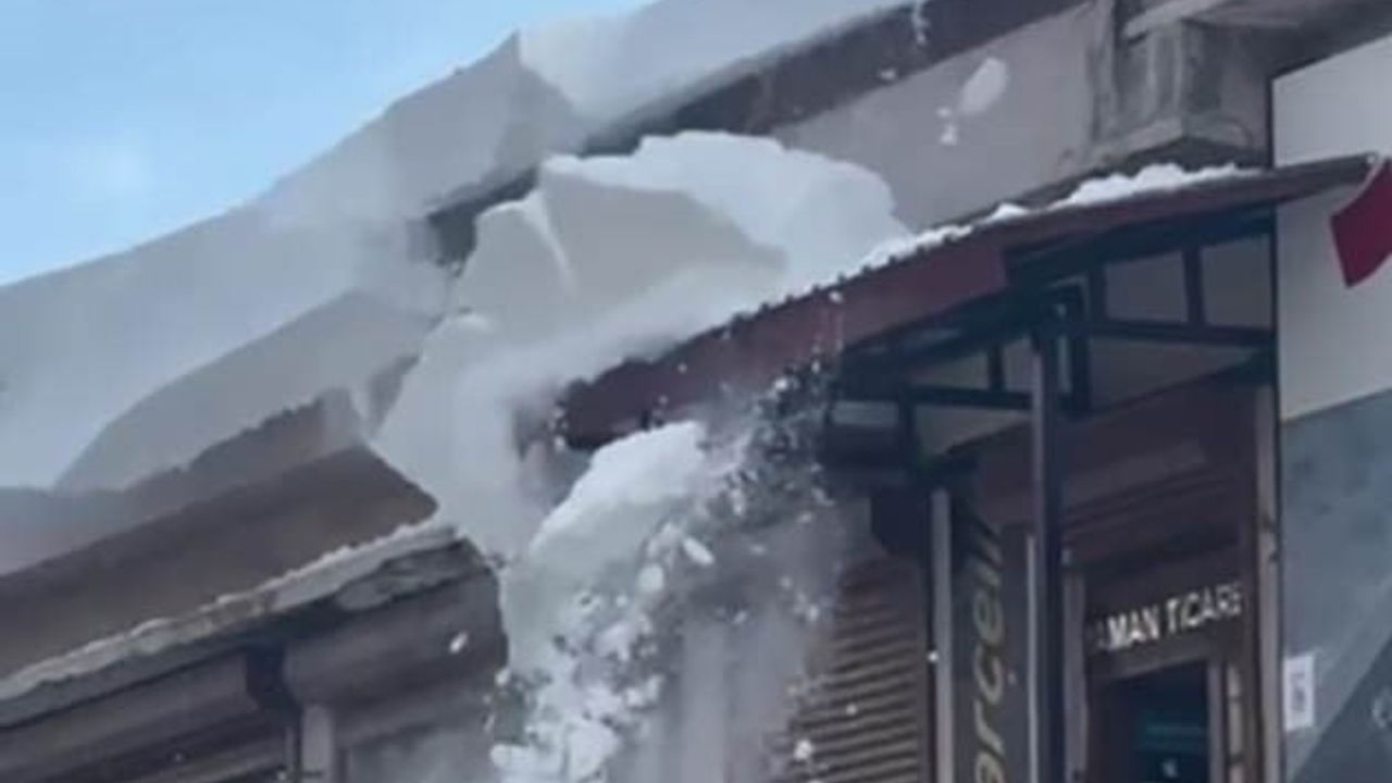 Bitlis'te Kar Kütleleri Paniğe Neden Oluyor