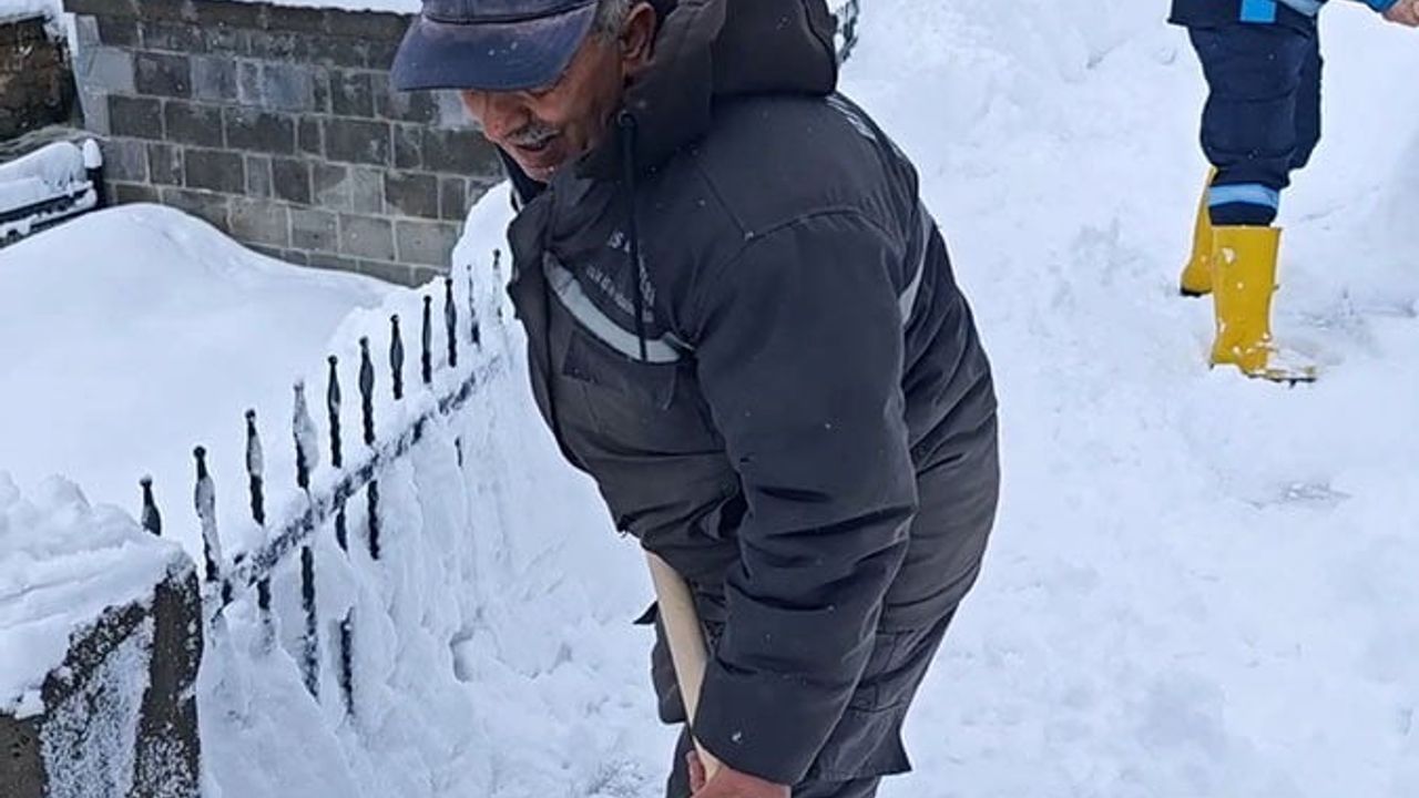 Bitlis'te Kar Temizliği Eğlenceli Anlarla Devam Ediyor