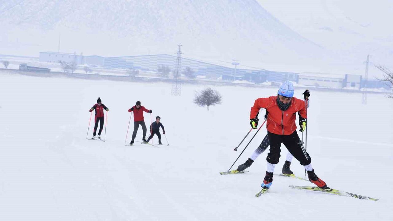 Bitlis'te Kar ve Soğuğa Rağmen Kayaklı Koşu Antrenmanları Devam Ediyor