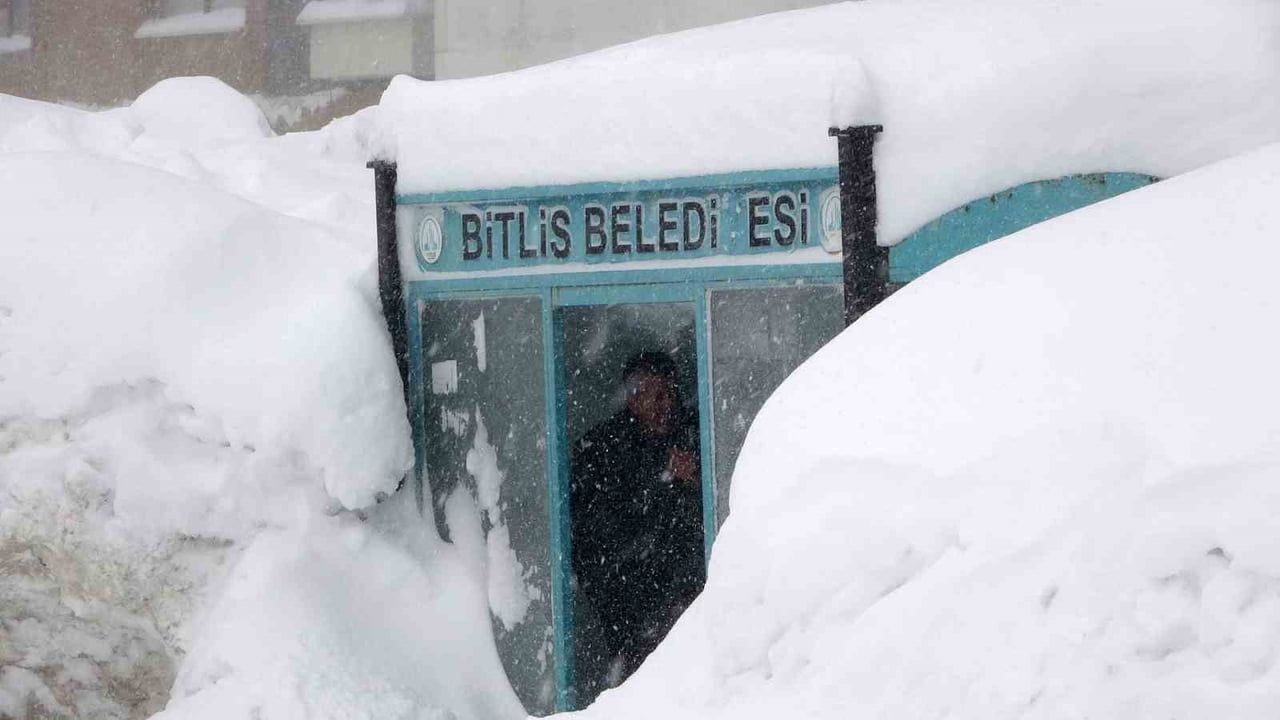 Bitlis'te Kar Yağışı ve Fırtına 211 Köy Yolunu Kapattı