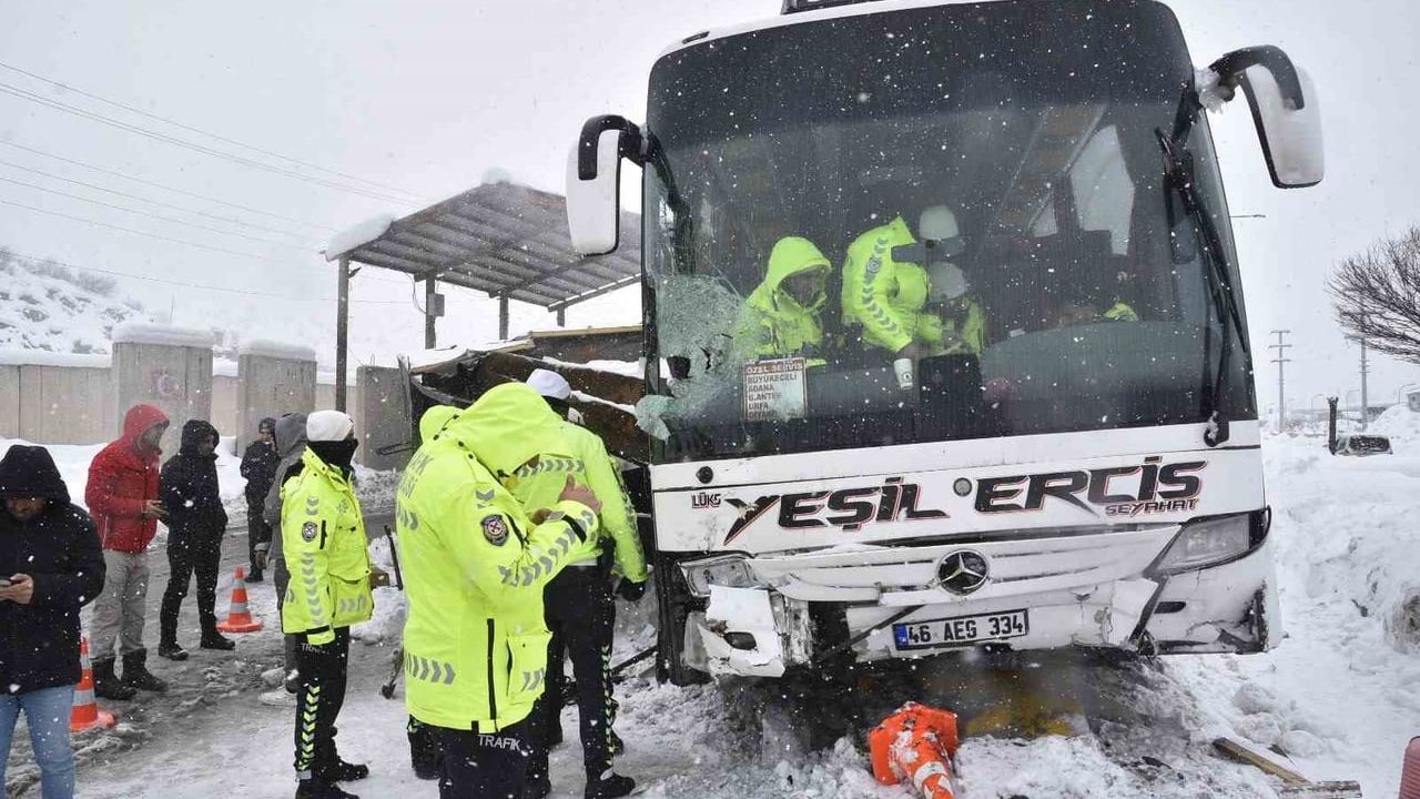 Bitlis'te Otobüsün Polis Noktasına Çarpma Anı Görüntüleri Ortaya Çıktı