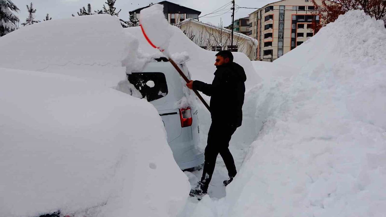Bitlis'te Yoğun Kar Yağışı: 294 Köy Yolu Kapandı