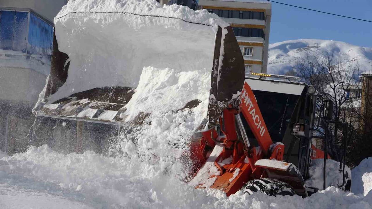 Bitlis'te Yoğun Kar Yağışı Araçları Kar Altında Bıraktı